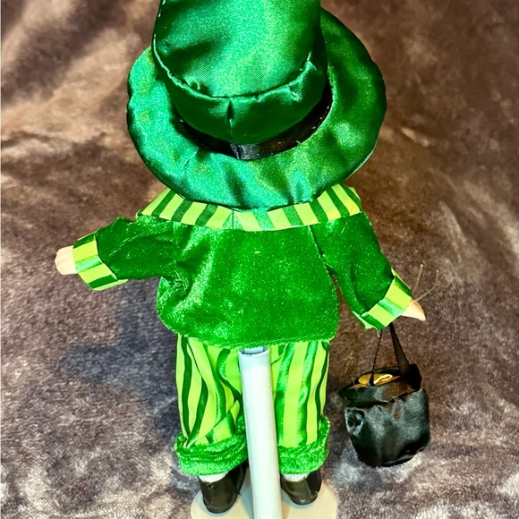 Cute Shamrock with his pot of gold - Picture 3 of 11